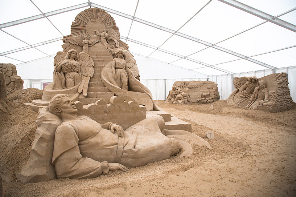 Ausstellung auf Ostseeinsel Sandskulpturen erzählen