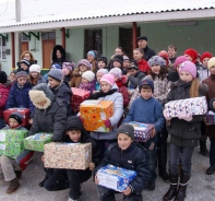 Geschenke der Aktion Weihnachtspckli fr Kinder aus schwierigen Verhltnissen in einem Tageszentrum in Tintareni, Moldawien.