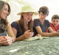 Jugendliche lesen in der Bibel (Symbolbild)