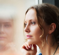 Frau am Fenster