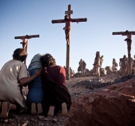 Frauen schauen auf den gekreuzigten Jesus.