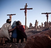 Frauen schauen auf den gekreuzigten Jesus.