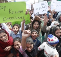 Christen demonstrieren gegen die bergriffe in Pakistan.