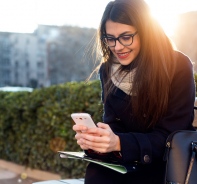 Junge Frau benutzt Smartphone