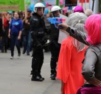 Am Marsch frs Lbe: Eine Gegnerin zielt mit ihrer Wasserpistole auf die Demonstranten.