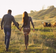 Mann und Frau laufen Hand in Hand