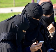 Muslimische Frauen im Burka-Schleier