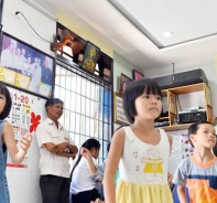 Tong Phuoc Phuc mit den geretteten Kindern