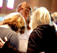 Frauen in Kirche beten gemeinsam