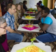 Einheimische sprechen mit Asylanten in einem Caf