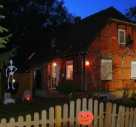 Halloween_Haus_mit_Grbern_Spinnen_Krbis_Skelett