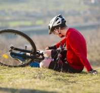 Gestrzter Fahrradfahrer liegt am Boden