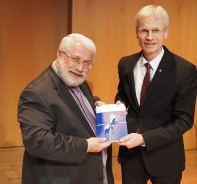 Dr. Werner Neuer bergabe der Festschrift 