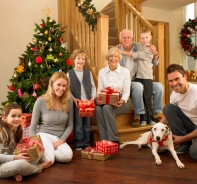 Glckliche Familie feiert Weihnachten