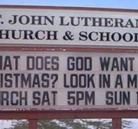 Schild vor amerikanischer Gemeinde: Was will Gott zu Weihnachten? Schau in den Spiegel