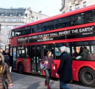 Auf Londons Bussen prangern Bibelverse der Kapmagne QuoteJesus