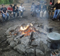 Jungs am Lagerfeuer