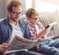 Vater und Sohn lesen Zeitung