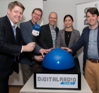 Team von ERF sterreich um Digitalradio-Startknopf