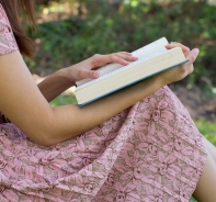 Junge Frau liest in der Natur in der Bibel