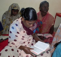 Christinnen in Indien lesen in der Bibel.