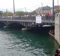 Fingerprint-Banner an Quaibrcke whrend Streetparade