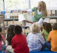 Lehrerin liest Kindern vor