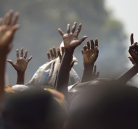 Afrikaner strecken ihre Hnde in die Luft (Symbolbild)