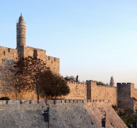 Stadtmauer mit Zitadelle in Jerusalem, die noch UNESCO-Weltkulturerbe ist