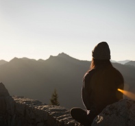 Junge Frau auf Berg mit Panorama