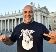 Mauro Pallotta mit Superpope-T-Shirt