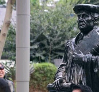 Dieses Denkmal wurde in Lima (Peru) anlsslich des Reformationsjubilums enthllt.