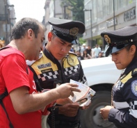 Auch Polizisten wurde das Evangelium erklrt.