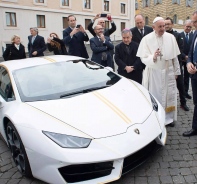 Dieses Sondermodell eines Lamborghinis bekam Papst Franziskus geschenkt.