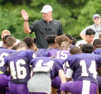 John Small mit seinem American-Football-Team