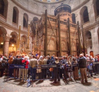 Die dikula der Grabeskirche wird von Wissenschaftlern 700 Jahre lter eingestuft als bisher angenommen.