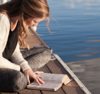 Frau liest in der Bibel (Symbolbild)