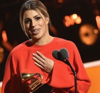 Brooke Fraser nahm den Preis zusammen mit Ben Fielding entgegen.