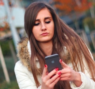 Junge Frau mit Smartphone (Symbolbild)