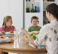 Familie beim Essen (Symbolbild)