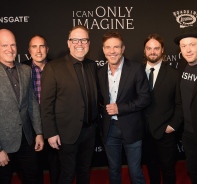 MercyMe mit Dennis Quaid (3.v.r.) an der Filmpremiere von I can only imagine