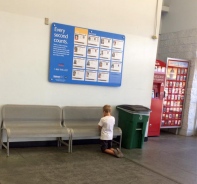 Braydon betete im Walmart fr vermisste Kinder aus den USA.