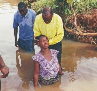 Malawische Frau wird von EHC-Evangelisten getauft.