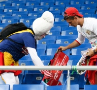 Solche Szenen sah man an dieser WM oft: Zwei Fans unterschiedlicher Nationen (Japan und Russland) rumen zusammen auf.