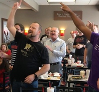 Der Flashmob fand in einem Fastfood-Restaurant statt.