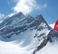 Schweizer Flagge und Schweizer Berge