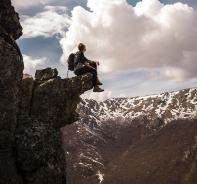 Mann auf Felsen