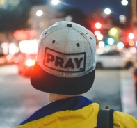 Cap mit Pray-Schriftzug