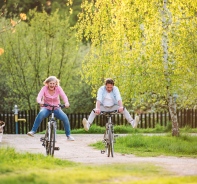 Paar auf Fahrrad auf Holperstrasse