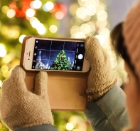 Frau fotografiert Weihnachtsbaum